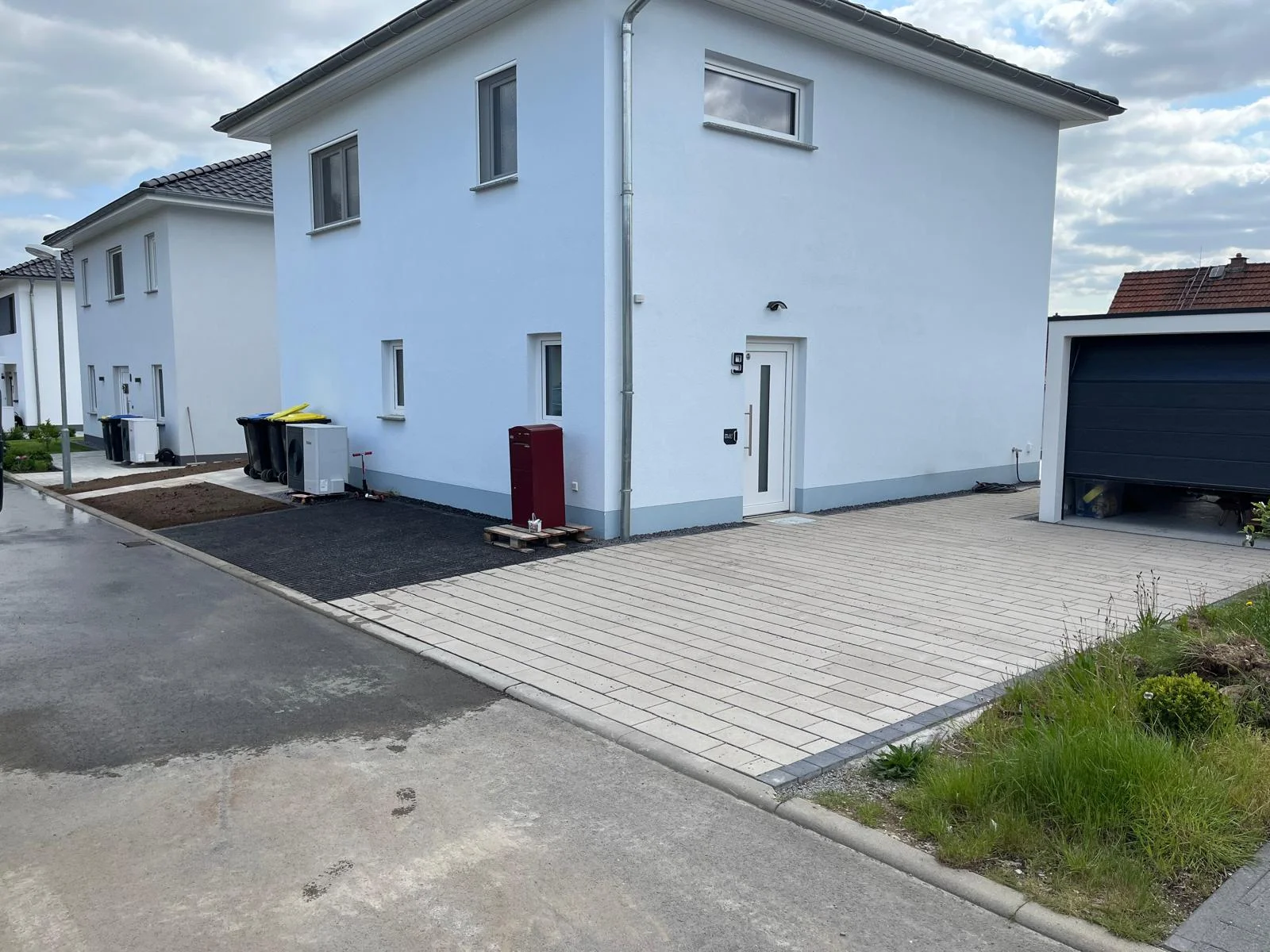 Gepflasterte Einfahrt und Zuwegung an einem Neubau
