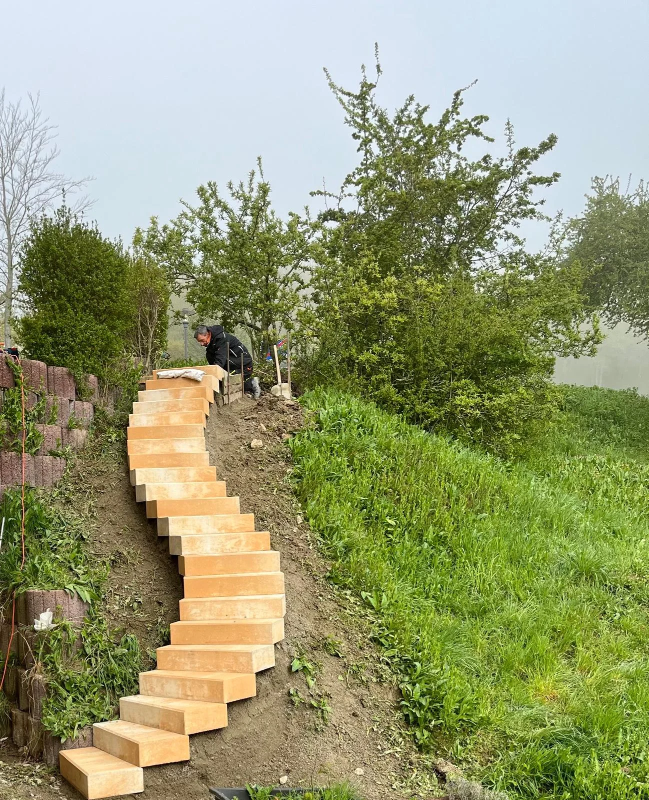 Neu gesetzte Sandstein-Blockstufentreppe an einem Hang